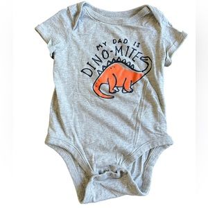 🌟🌟🌟3 for $10🌟🌟🌟Baby Gap Brannan’s Favorite Dino Onesie Size 18-24 Gray